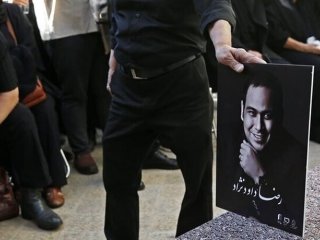 نوشته عجیب روی سنگ قبر رضا داوودنژاد + عکس