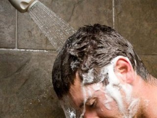 ۱۴ اشتباهی که نباید هنگام دوش گرفتن انجام دهید