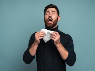 ۵ خطر جدی نگه‌داشتن عطسه