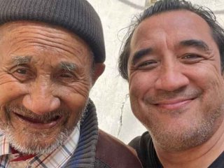 خداداد عزیزی و برادرش،در مراسم خاکسپاری پدرشان در مشهد + عکس