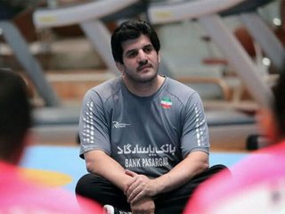 رسول خادم در کنار خانواده صابر کاظمی + عکس