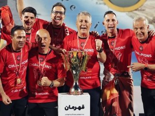 ژست بامزه دختر اسکوچیچ در جشن قهرمانی تراکتور+ عکس