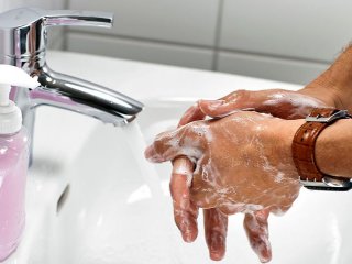 صابون یا مایع دستشویی؟ کدام انتخاب بهتری است؟