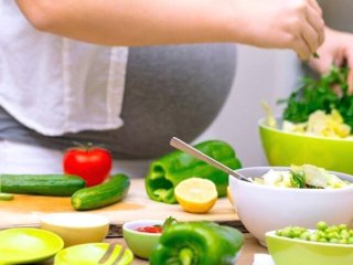 تغذیه زنان در دوران بارداری چگونه باید باشد؟