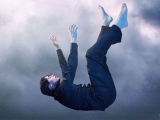 چرا در خواب حس سقوط به شما دست میدهد؛ پزشکان توضیح میدهند