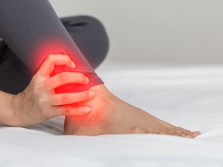 کمبود کدام ویتامین باعث درد ساق پا میشود؟