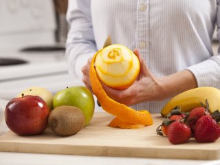 میوه‌ها را با پوست بخوریم یا بی‌پوست؟