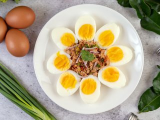 در طول روز خیلی گرسنه می‌شوید؟ این غذاها را بخورید