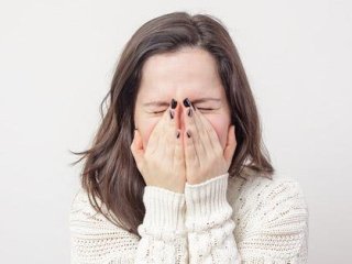 ۵ بلایی که نگه داشتن عطسه بر سر بدن می‌آورد