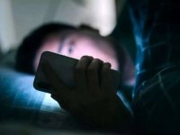 استفاده از موبایل قبل از خواب شاید مسبب کاهش کیفیت خواب نباشد