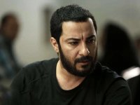 عکس سیگار به دست نوید محمدزاده در حیاط خانه‌اش