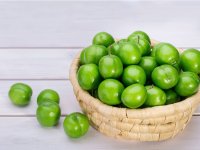 بلای زیاد خوردن گوجه سبز داخل معده