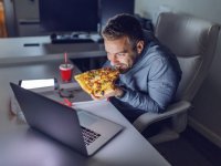 با غذا خوردن در این ساعات شبانه روز وزنتان افزایش میابد