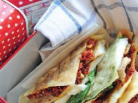 ساندويچ مرغ و گوجه‌فرنگی