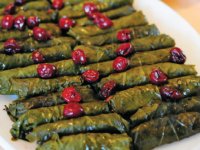 دلمه برگ مو با سس آلبالو