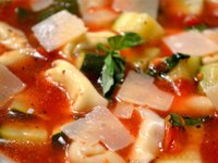 تورتلینی با سس گوجه فرنگی