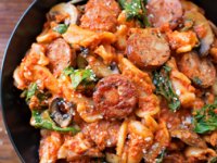 خوراک سوسیس و اسفناج