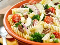سالاد پاستا و بروکلی و آرتیشو