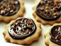 کوکیز فندقی با کرم شکلات