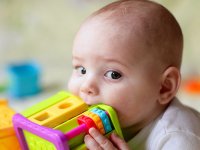 وقتی کودکان هر چیزی را به دهان می گذارند