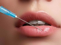 روشی عجیب و خطرناک برای برجسته‌کردن لب‌ها + تصاویر