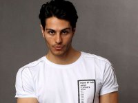 چطور با تی شرت سفید شیک پوش و جذاب باشیم؟