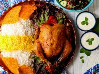 طرز تهیه مرغ شکم‌پر مجلسی با گردو و رب انار