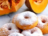 دونات کدو حلوایی با آیسینگ شکر قهوه‌ای