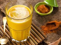 فواید شگفت انگیز شیر زردچوبه از سم زدایی کبد تا مبارزه با سرطان