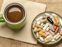 این ۱۰ دارو را هیچوقت همراه با قهوه مصرف نکنید