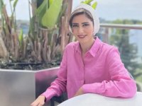 مونا فرجاد با موتور در خیابان‌های تهران؛ نسخه او برای شادی یک‌روزه! (عکس)