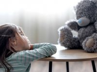 دلایل انزوای کودکان و راهکارهای پیشگیری