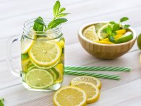 ۱۰ نوشیدنی خوشمزه برای رفع تشنگی و کمبود آب بدن
