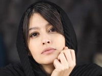 تیپ خاص پردیس احمدیه در پشت‌صحنه یک تئاتر