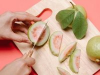 مصرف این میوه جادویی ریزش مو را متوقف می‌کند