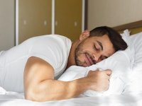 عوارض خوابیدن روی شکم