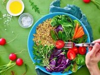کدام مواد غذایی به آب‌رسانی بدن کمک می‌کند؟