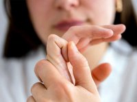 قولنج شکستن؛ عادتی بی‌ضرر یا خطری پنهان؟