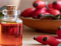فواید شگفت‌انگیز روغن رز هیپ برای جوانسازی و زیبایی پوست
