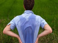 چرا بعضی‌ها بیشتر عرق می‌کنند و بعضی کمتر؟ یک متخصص توضیح می‌دهد