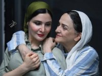 عکس صمیمی گلاب آدینه و دخترش نورا هاشمی در پشت صحنه نمایش «هم این / هم آن»