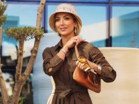 «مینا مختاری» با کلاه باکت و عینک نارنجی؛ استایل تابستانی همسر بهرام رادان + عکس