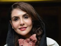 استایل رسمی و شیک شیوا مکی‌نیان؛ کت سفید و عینک آویزان در یک رویداد هنری (عکس)