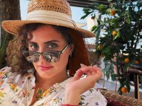 استایل متفاوت الناز شاکردوست با کلاه حصیری و لباس گل‌دار در فضای باز (عکس)