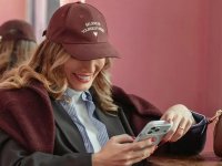 استایل کژوال متین ستوده با کت اورسایز و کلاه کپ قرمز (عکس)