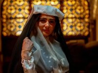 لیندا کیانی در نقش عصمت «بامداد خمار»؛ گریم و پوشش متفاوت زیر چادر مشکی (عکس)