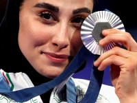 ژست خاص ناهید کیانی با جایزه‌ی خاص + عکس