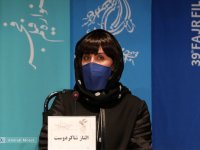 الناز شاکردوست در حال ضدعفونی کردن میکروفن جشنواره+ عکس