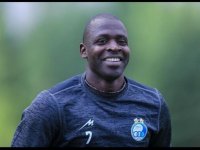 بوسه خرید جدید پرسپولیس به لوگو استقلال+عکس