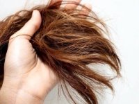 خوابیدن با موهای خیس چه عواقبی دارد؟